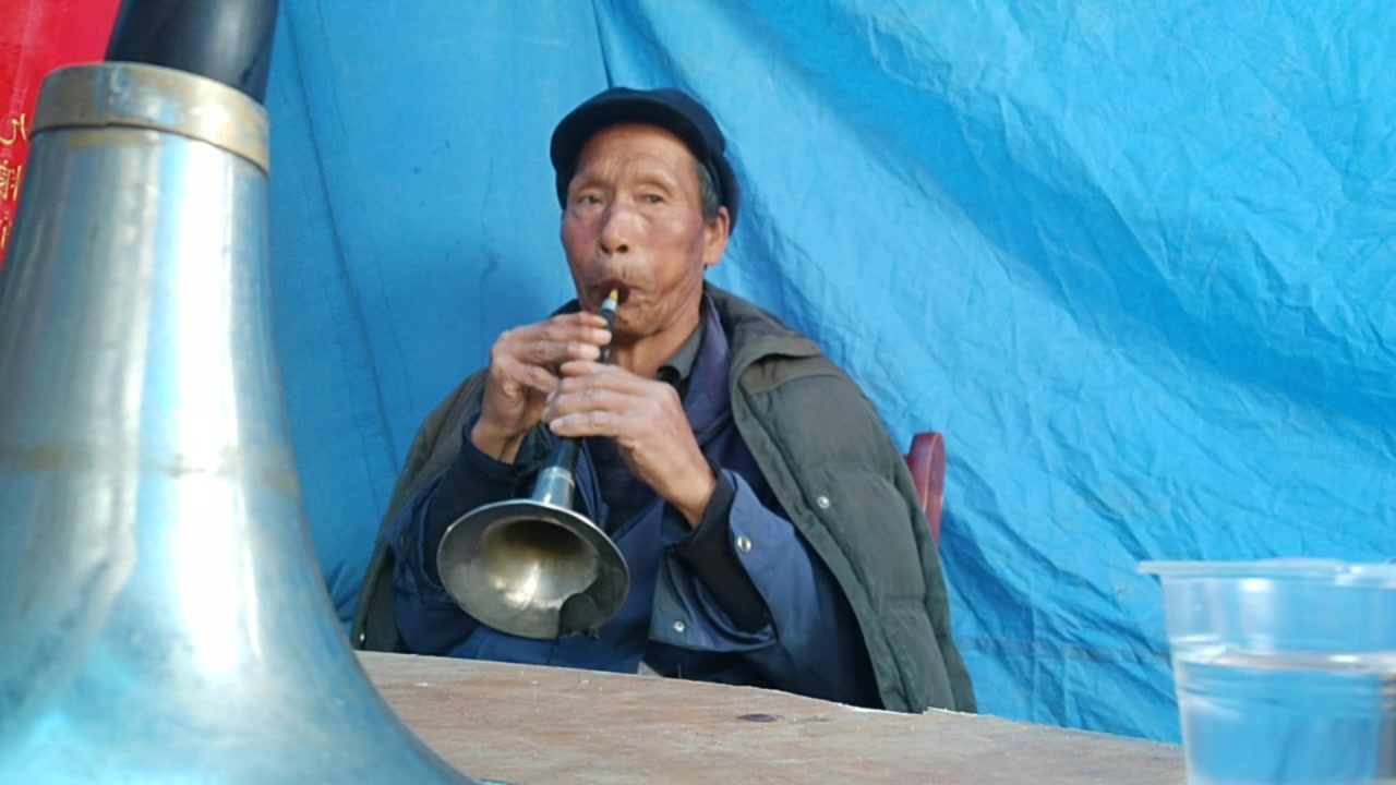 老父亲唢呐《迎客曲》,吹得抑扬顿挫,优美动听,韵味十足