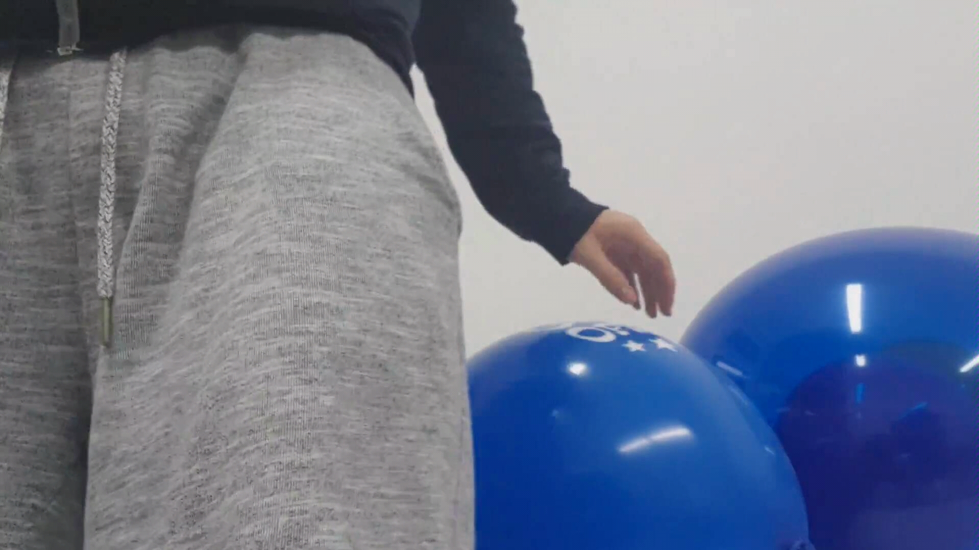 【looner气球迷恋】蓝色气球在外国小哥强烈的挤压下最终还是爆了