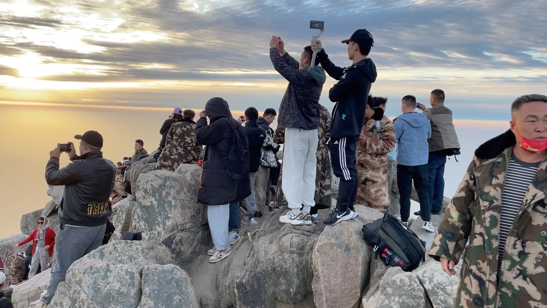 [图]19岁一个人一场摩旅爬一次泰山，看到日出的那一刻所有辛苦都值了