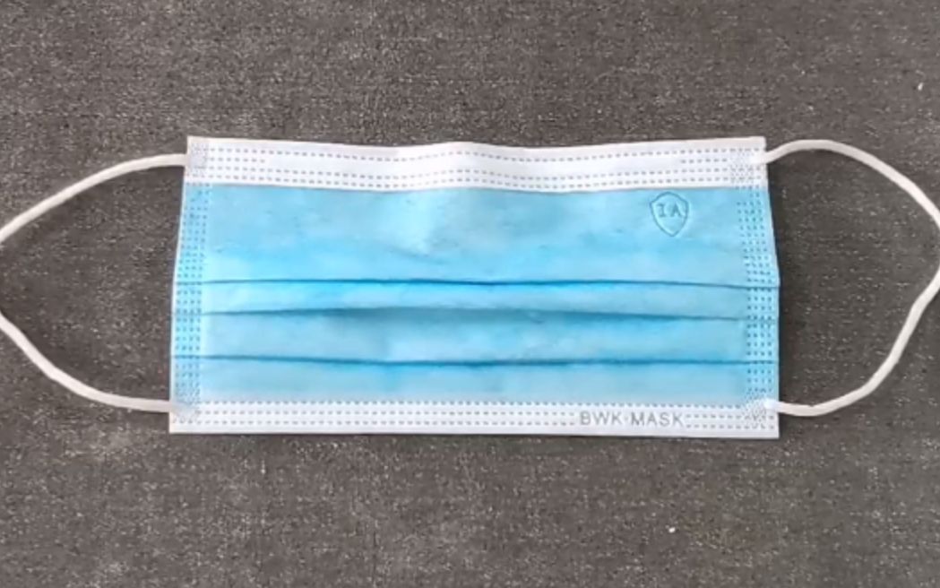经常戴一次性口罩的要注意,我也后悔早点没看明白,别不当回事了