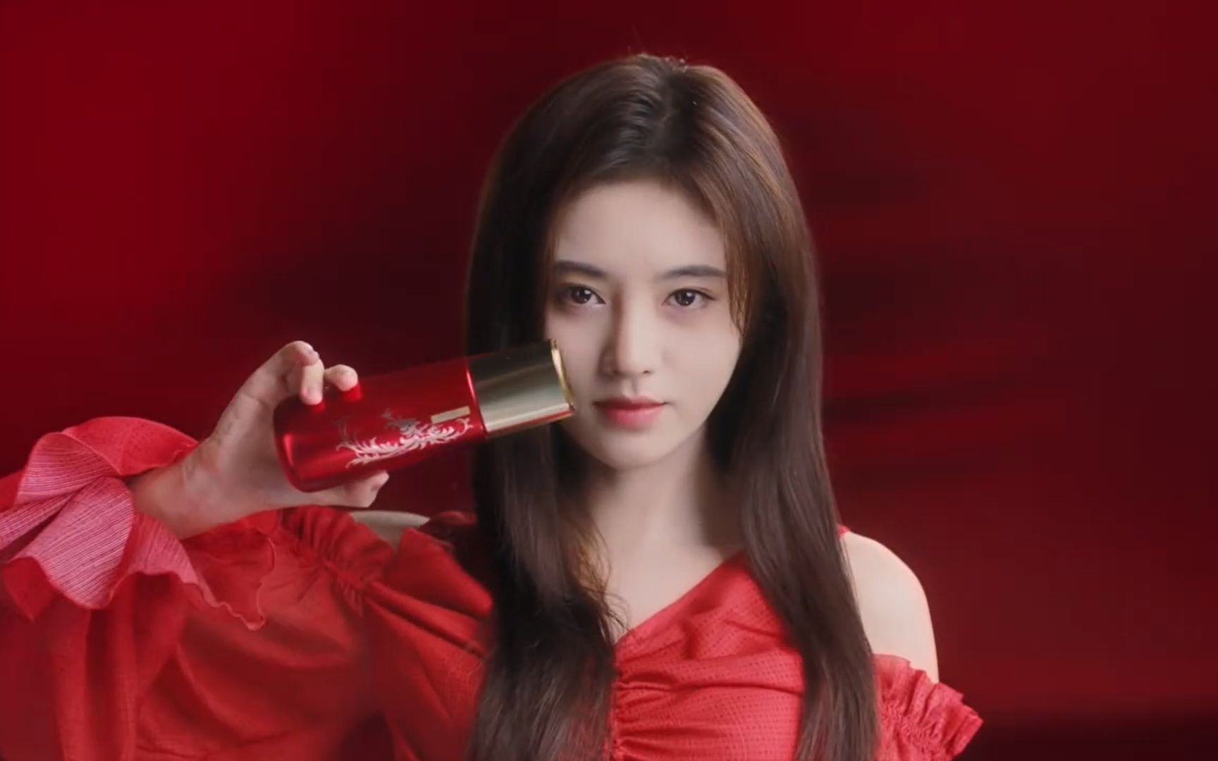 鞠婧祎就算是流量也能充满能量和胆量羽西广告拍摄