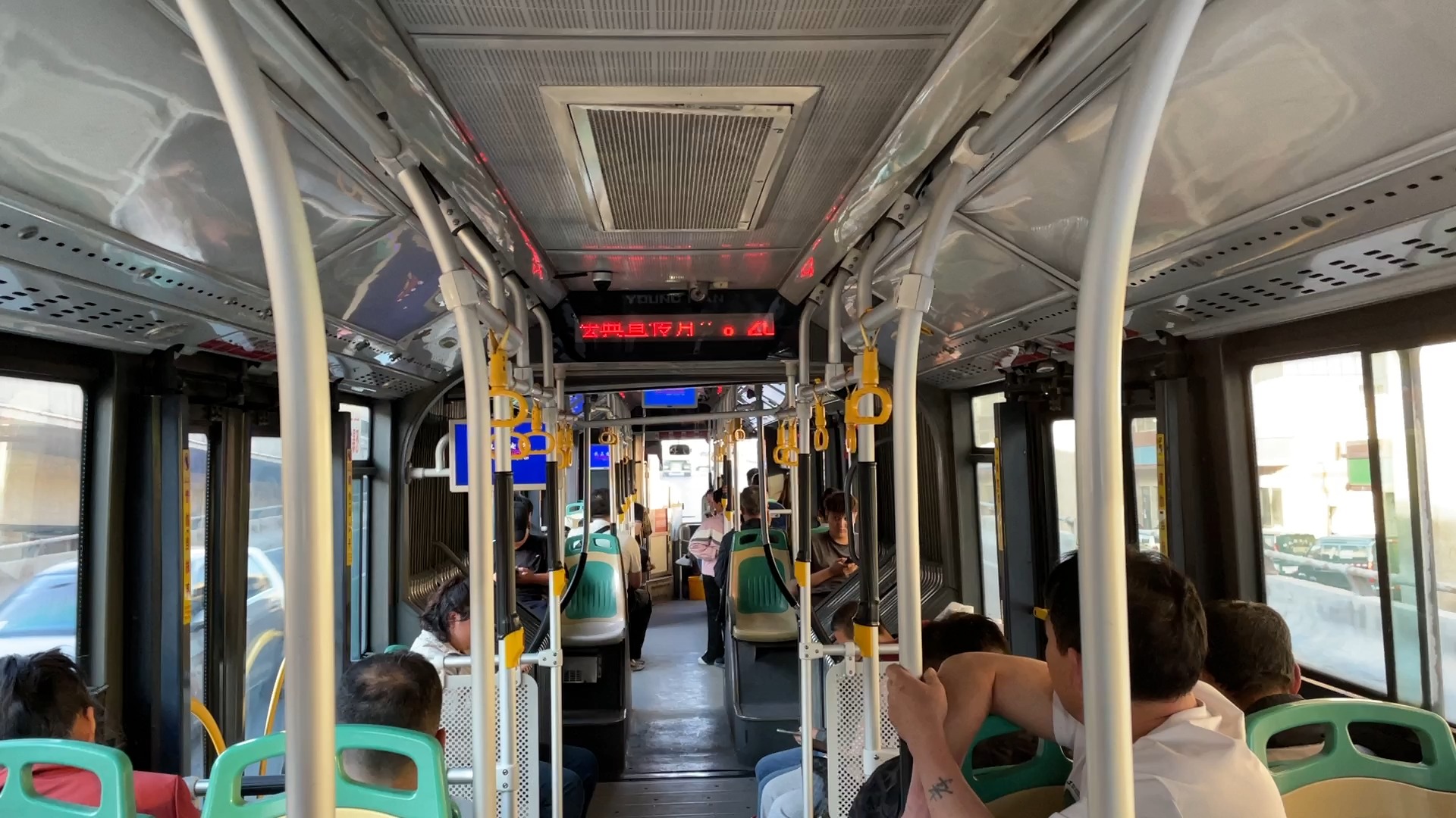 【上一视频后续】乌鲁木齐brt7号线晚高峰过后西虹路高架行驶情况