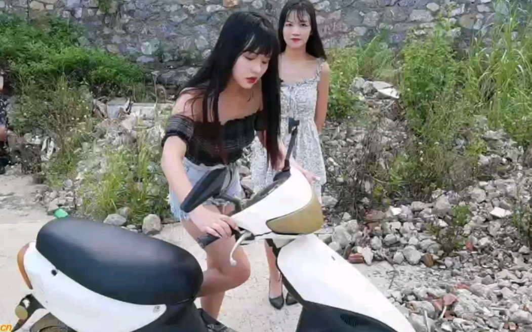 双旦浮力 两中国美女性感踩发小摩托猛加油门