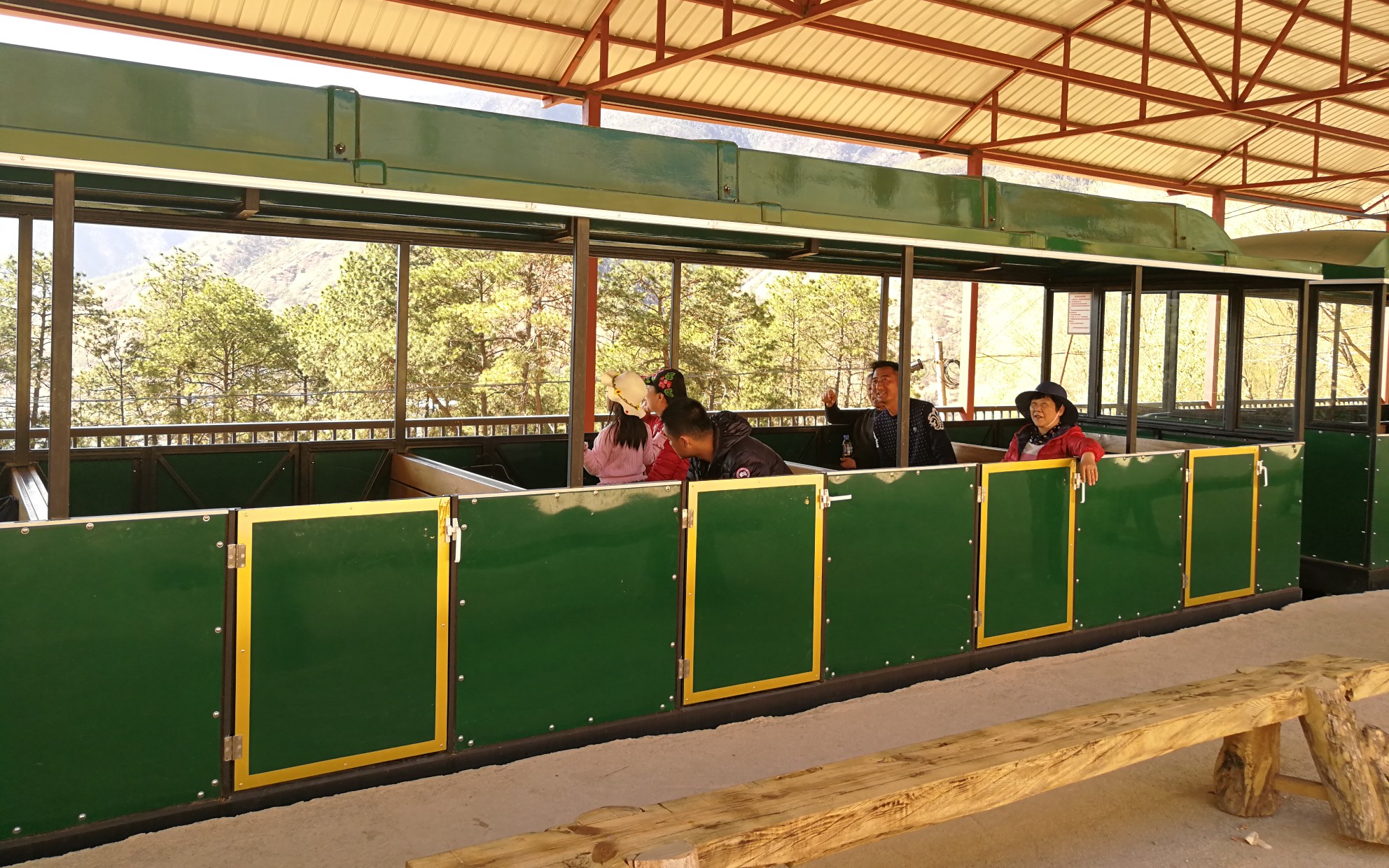 13 云南丽江玉龙金沙江三股水景区观光小火车侧面视角pov视频(正式