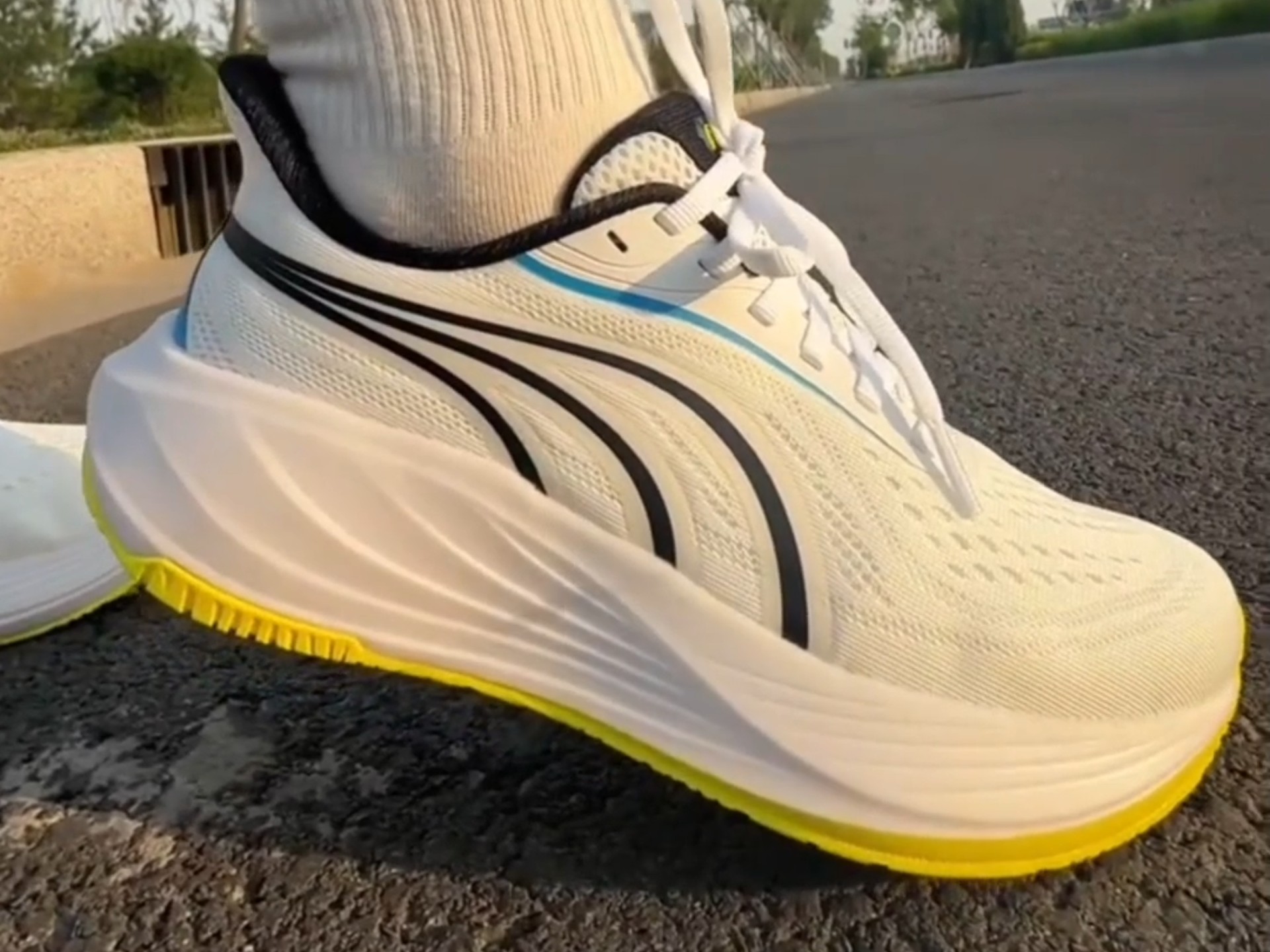 多威临界3代跑鞋男新款专业缓震回弹舒适跑步鞋女慢跑鞋运动鞋 mt8