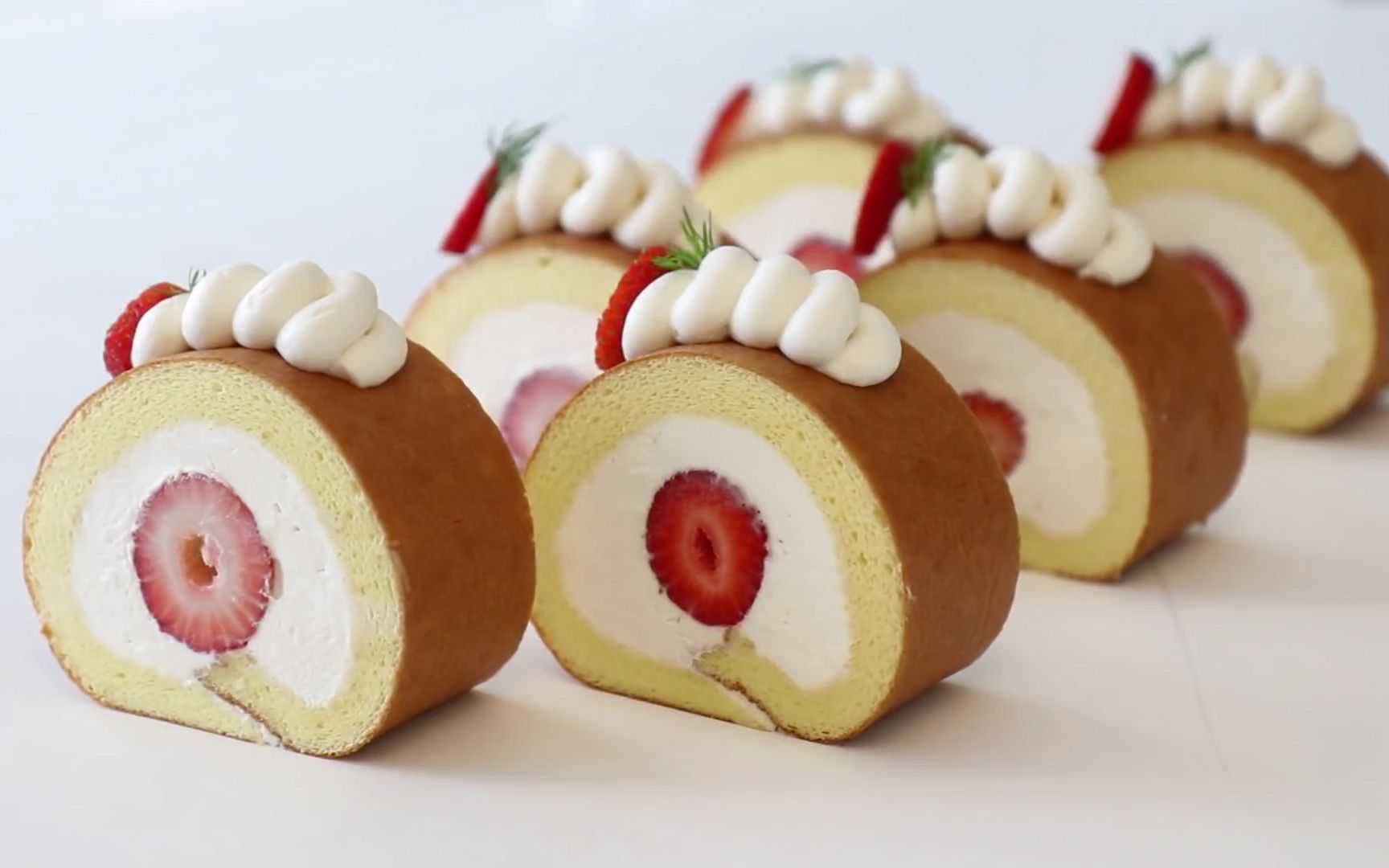 超梦幻草莓瑞士卷,女生最爱的颜值型甜点~| jadore