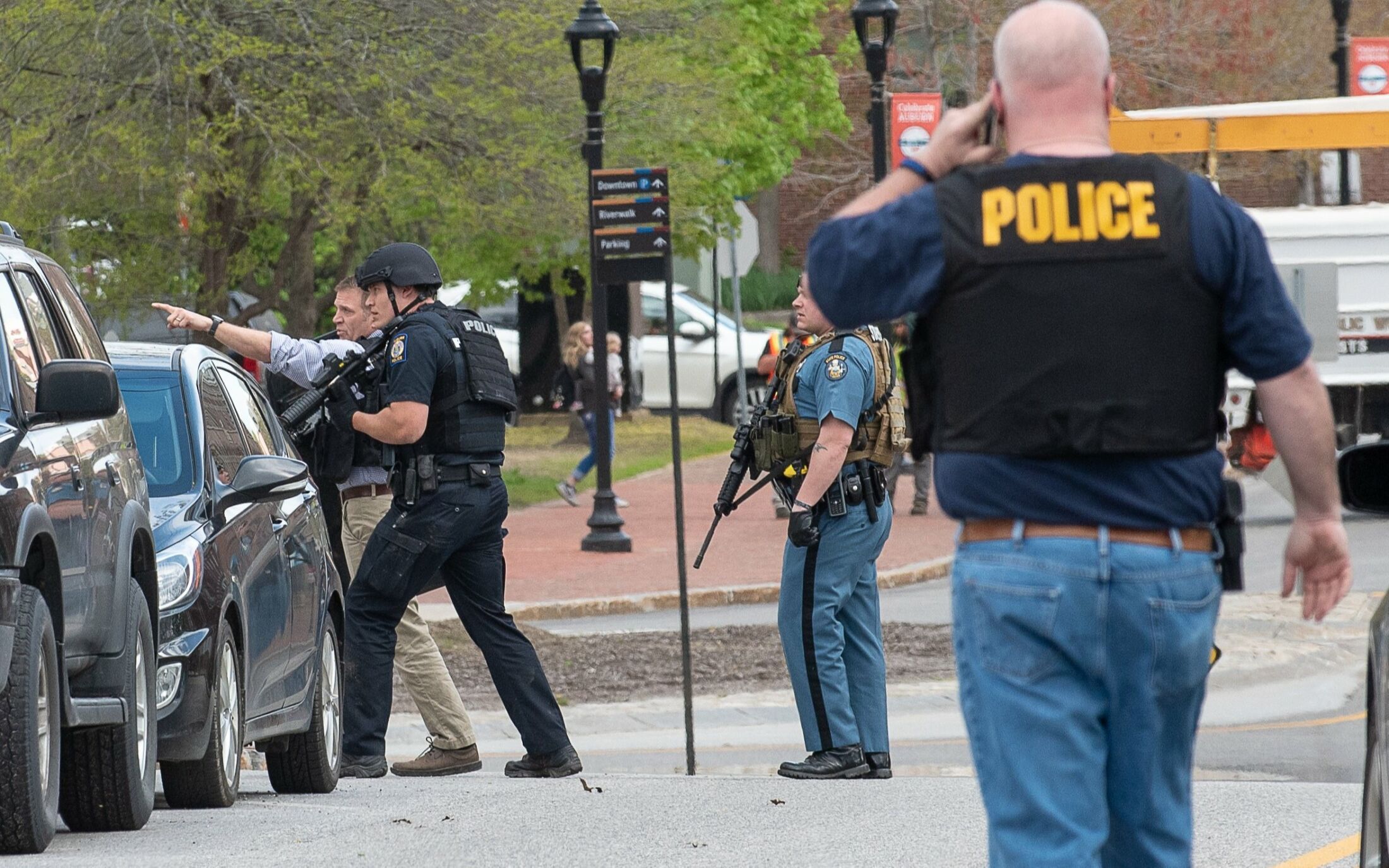 实拍国外警察营救人质过程,嫌犯被击毙,人质安然无恙!