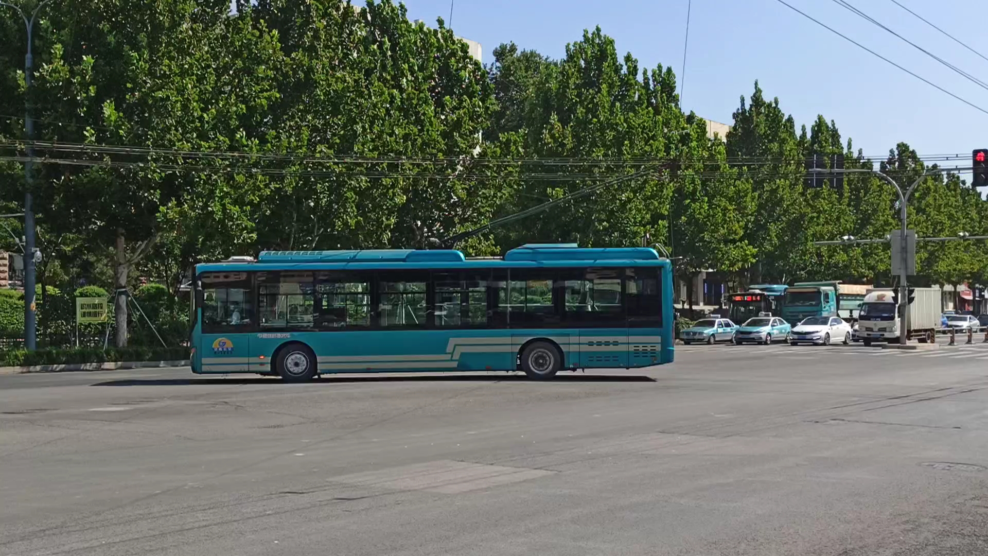 济南公交济南大学路口拍摄中通无轨电车