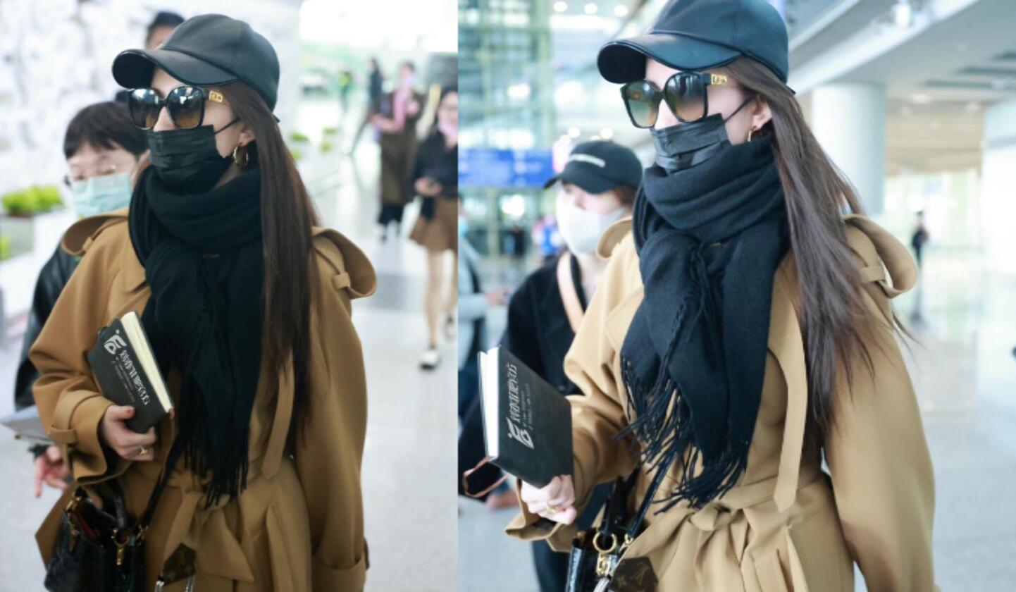 刘亦菲结束巴黎之行,穿风衣裹厚围巾现身机场,网友:不热吗?