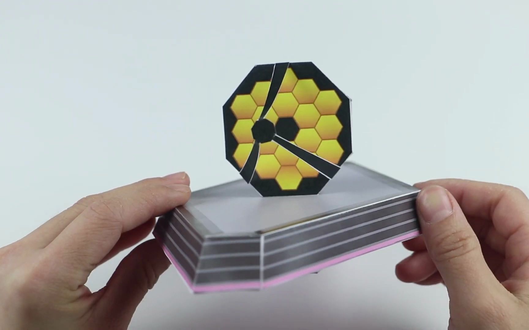 詹姆斯韦伯望远镜折纸模型,有兴趣的可以打印出来折着玩玩!