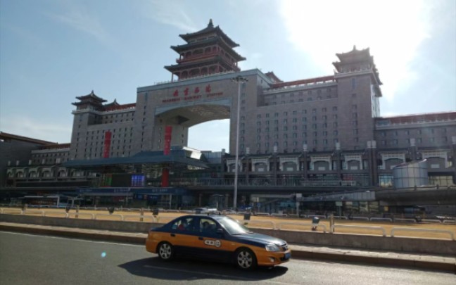 北京西站北广场钟楼12点报时《东方红》