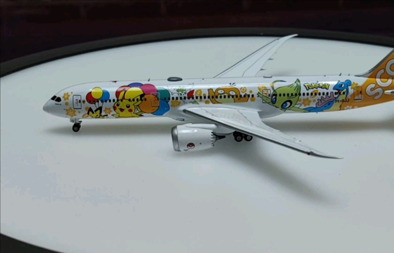 沉浸式开箱新加坡酷航宝可梦彩绘飞机模型.