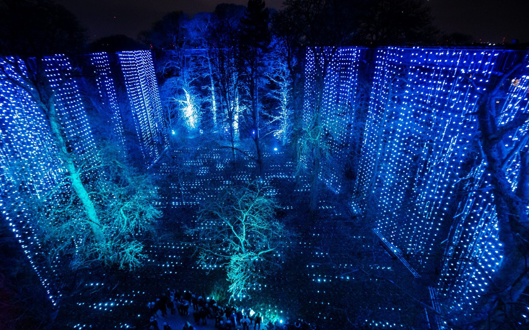 一个20多米高的"灯光瀑布"—数艺网