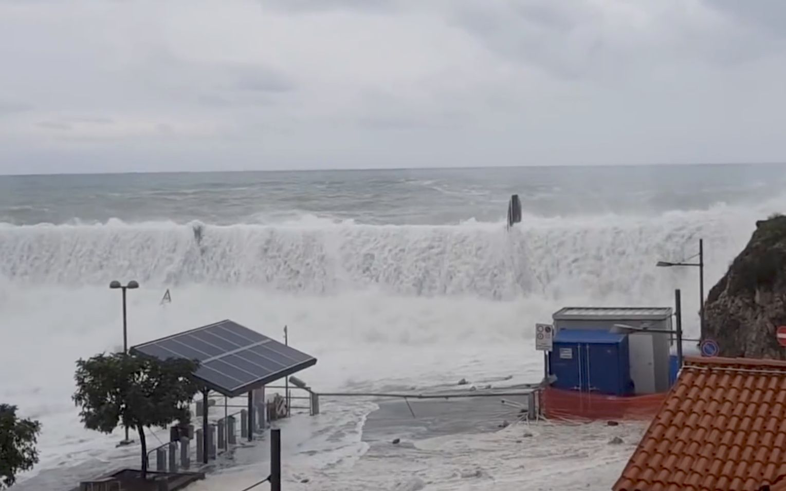 [图]海浪冲破堤坝，卷起滚滚水花，淹没的亚特兰蒂斯即视感～