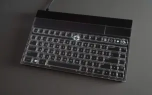 下载视频: 【Flux Keyboard】是一款创新磁悬浮键盘，键盘主体分为磁悬浮按键和搭載了 Full HD IPS 的面板显示器，同时具有机械键盘的触感和触摸屏的适应性