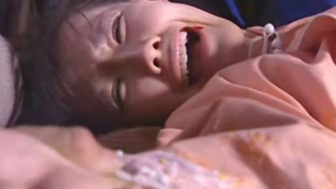 硬生生的塞进去，不疼吗！三个中学生将女同学绑进废弃澡堂，强行灌入刺激神经的兴奋剂，结果药量过大导致女孩口吐白沫！