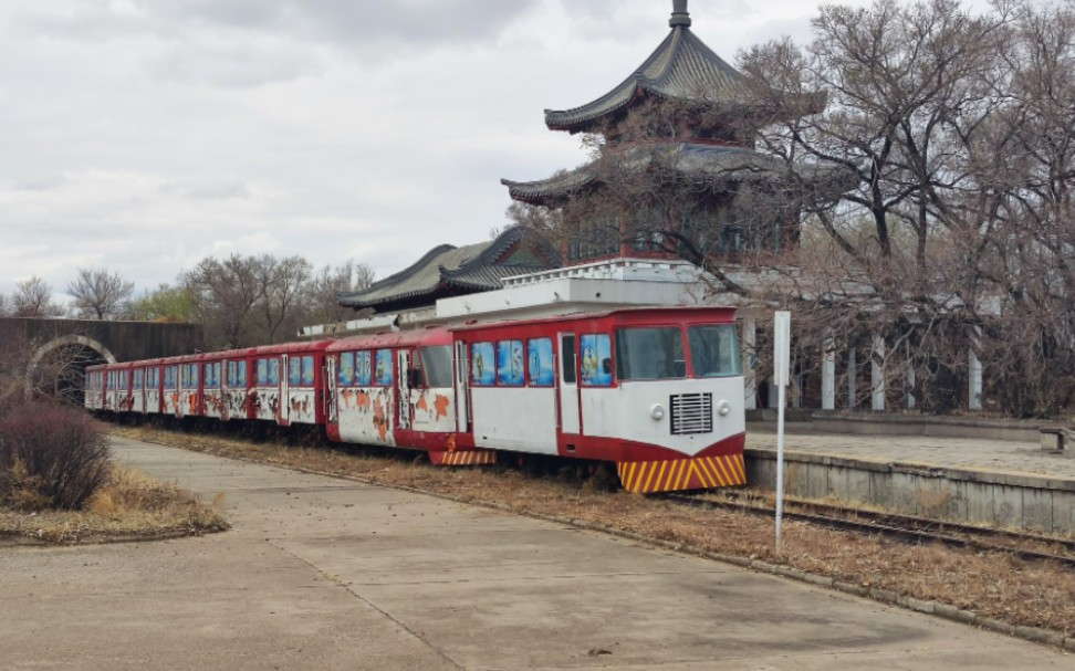 齐市明月岛内燃窄轨小火车,现状令人堪忧