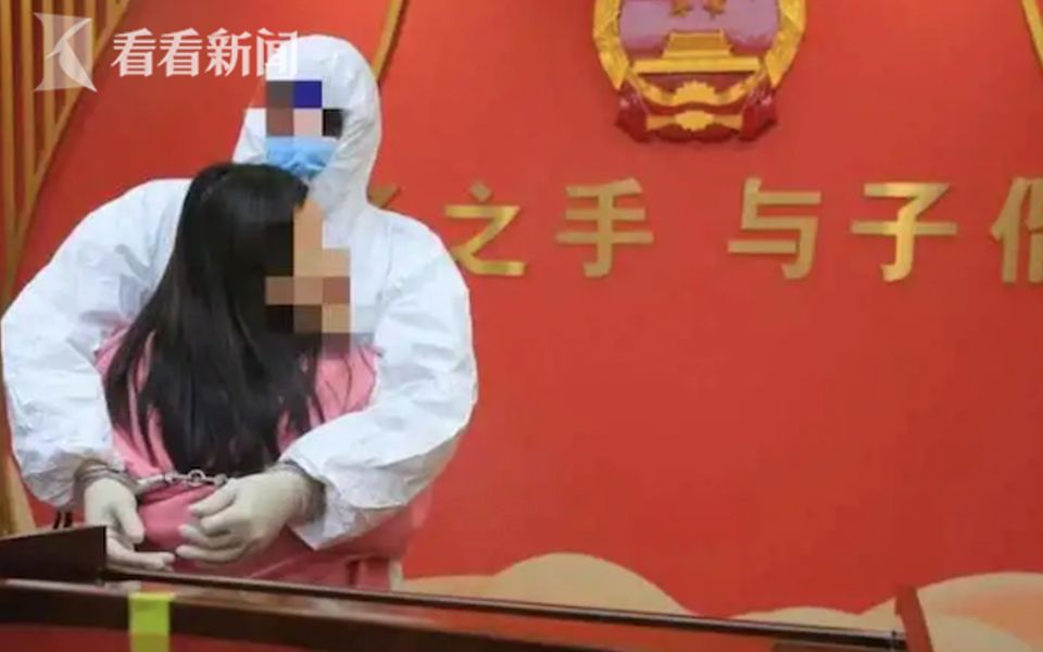 一场特殊的结婚登记仪式丈夫戴着手铐与妻子拥抱