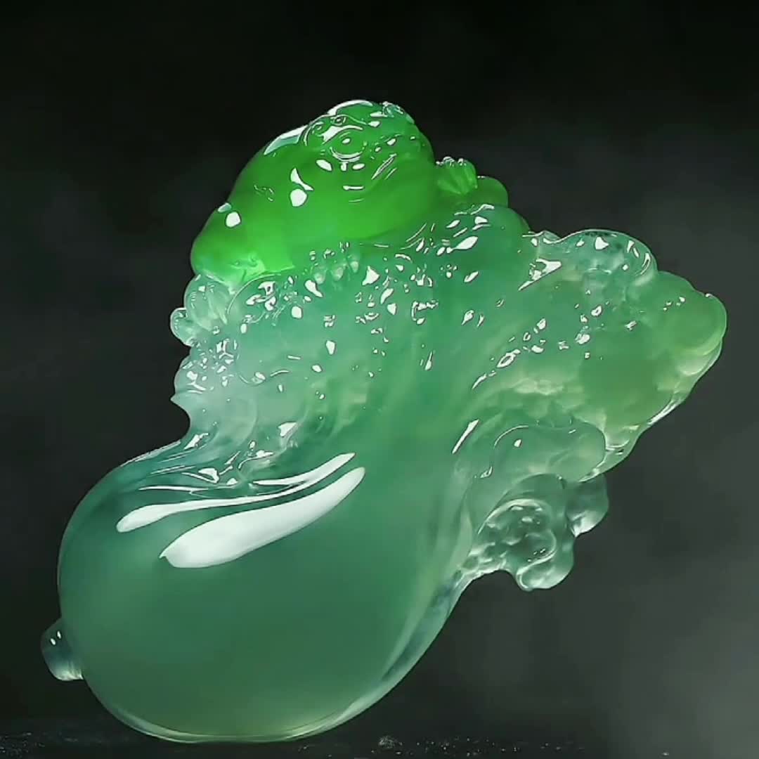 绿白两色的翡翠白菜,寓意一身正气,官运亨通,财源广进