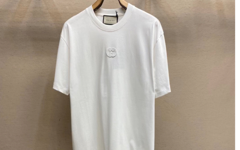 说一下高仿gucci古驰2024fw 互扣式双g刺绣贴饰开叉半袖t恤衫