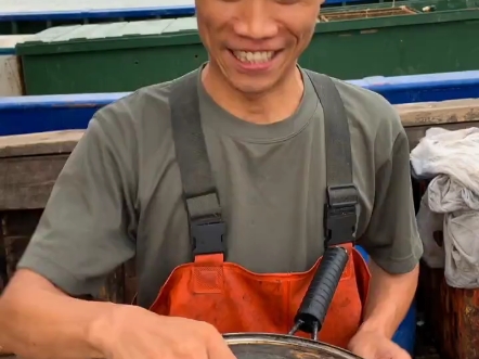 【海头港傻子海鲜】视频加载中,速速查收惊喜!