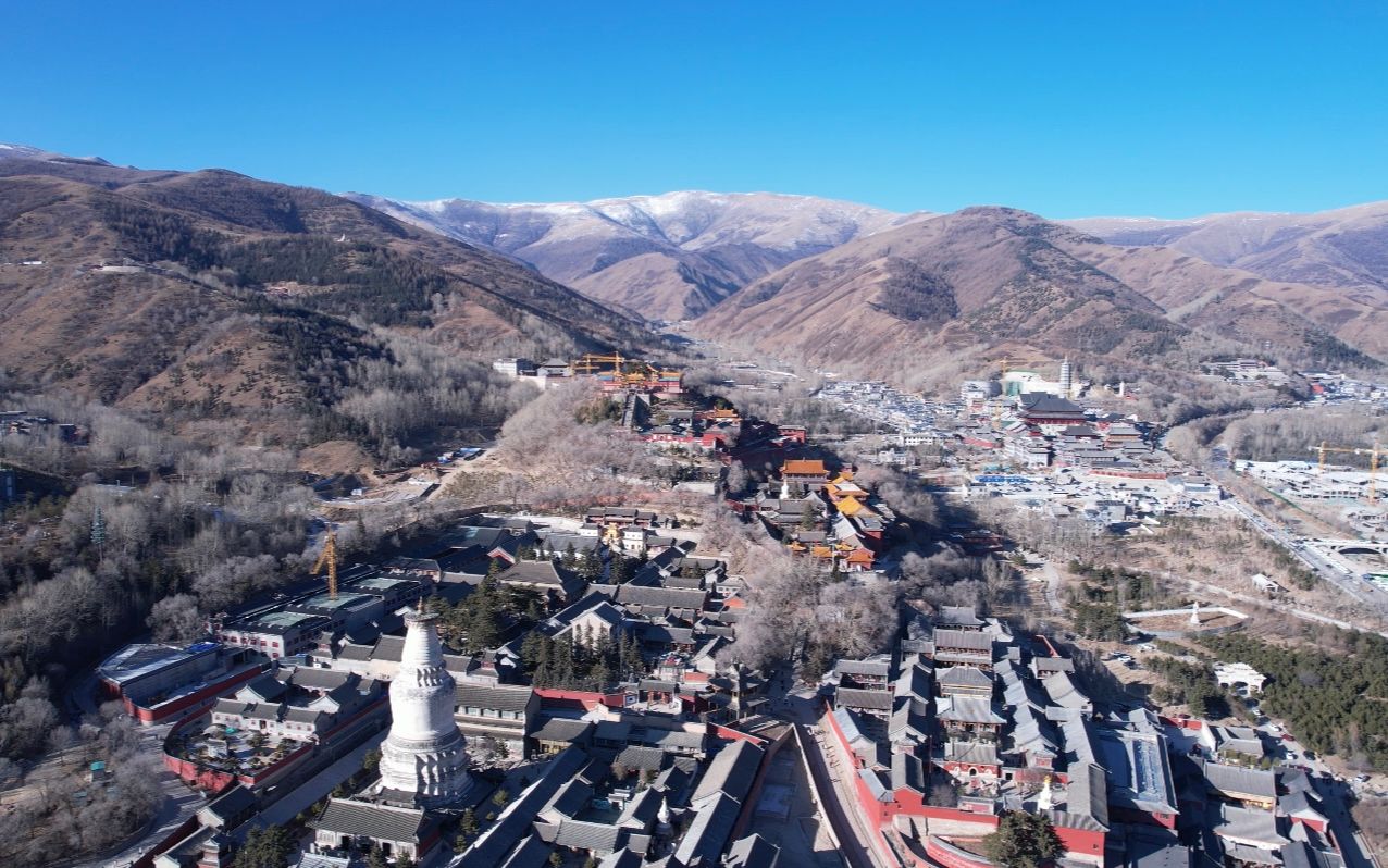 航拍山西五台山台怀镇,几十座寺庙环绕大白塔,太壮观了