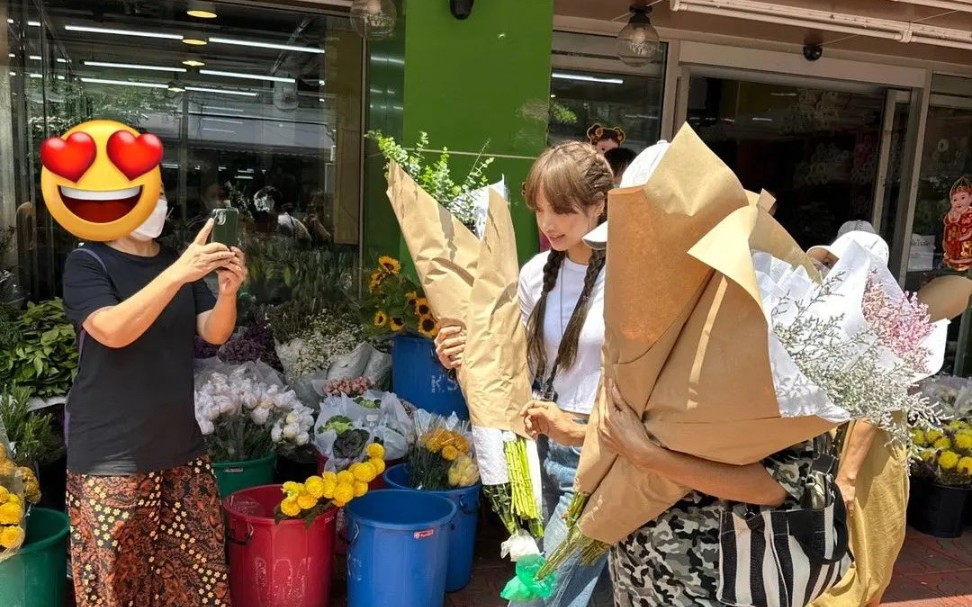 lisa泰国路透(泰国之光陪妈妈大姨出街能收到花)