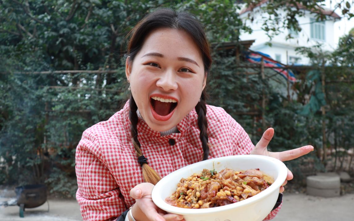 赵甜甜做了1个黄豆焖猪脚可是砍猪脚可把她累坏了砍都砍不动