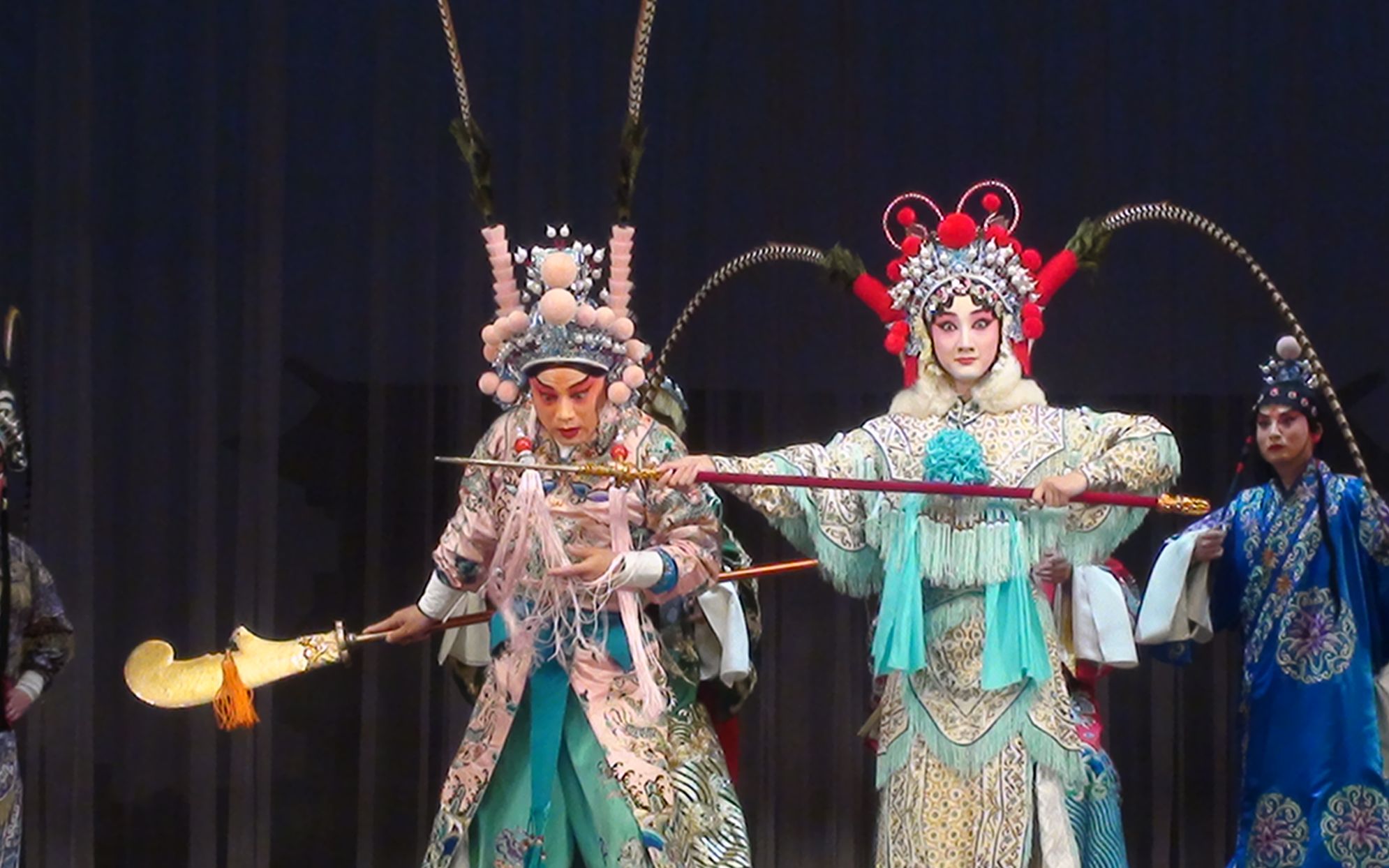 窦晓璇饰佘赛花, 李宏图饰扬继业. 2012年演出于北京长安大戏院