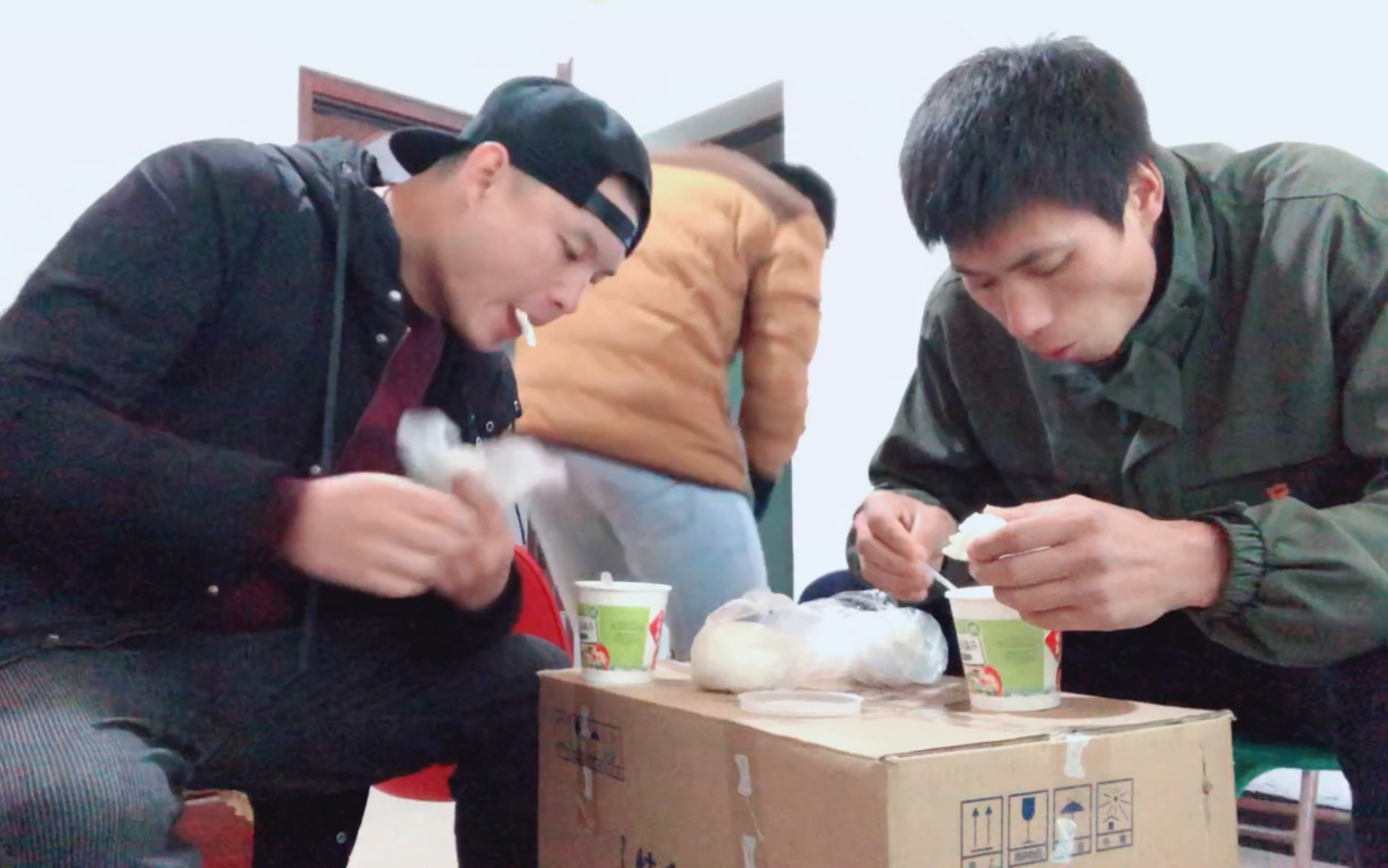 龙套哥快一个月没戏拍了,没办法只能吃馒头减肥,横店生存法则省_哔哩