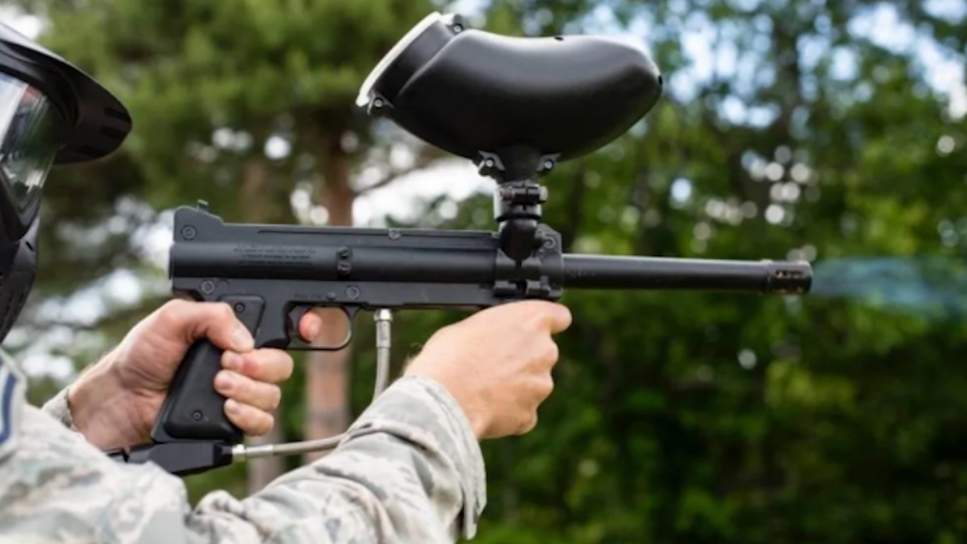 自由美利坚美国男子带儿子用彩弹枪射击人群不料对面掏出真枪