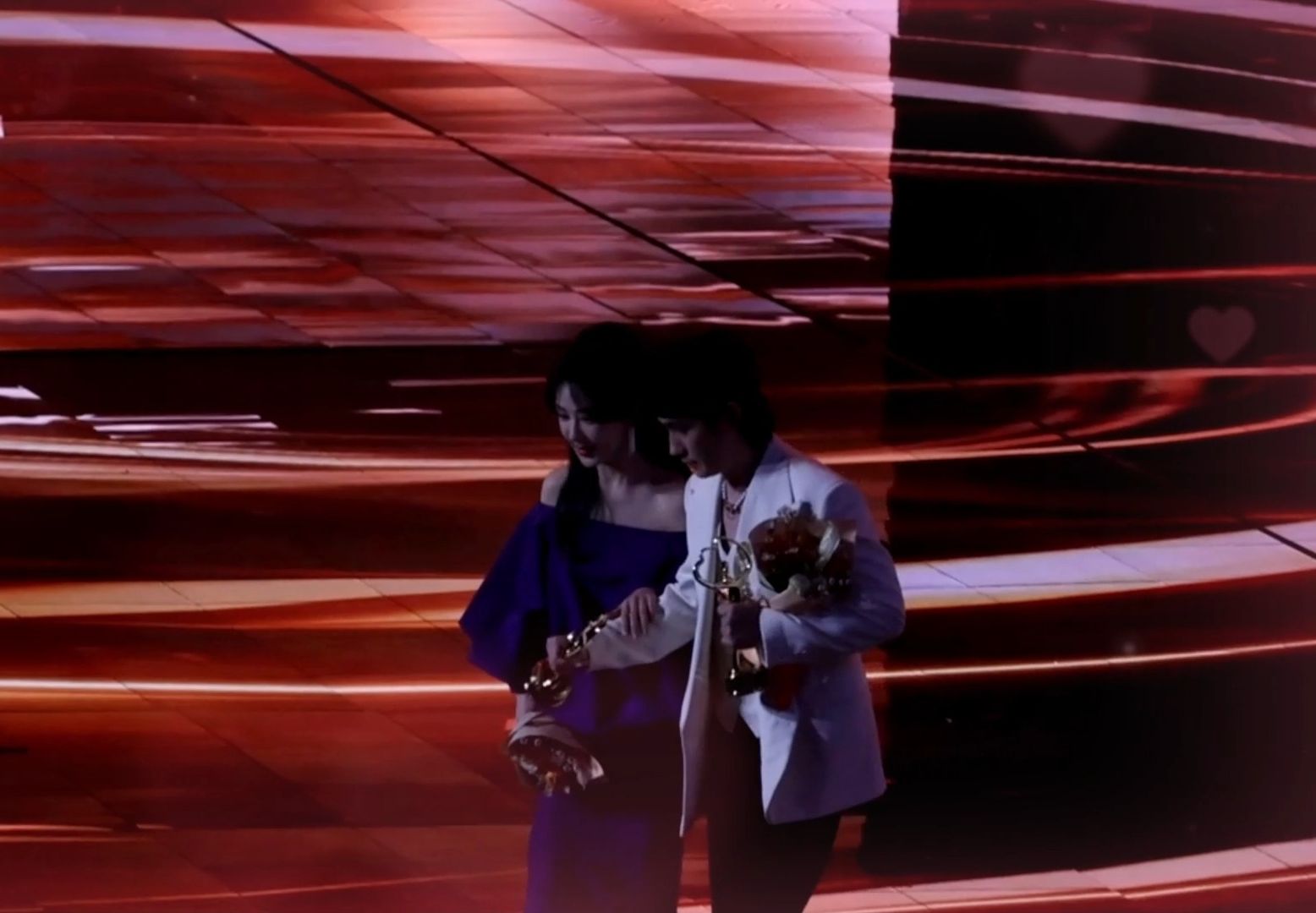 杨紫 朱一龙 上台 离场 后台饭拍 朱一龙帮杨紫拿奖杯