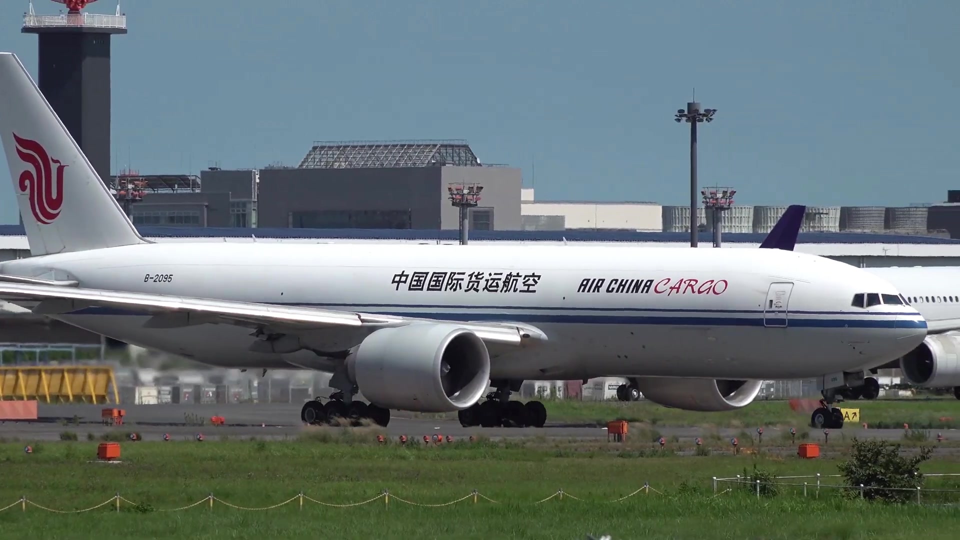 實拍中國國際貨運航空777f和747f貨機成田機場離港