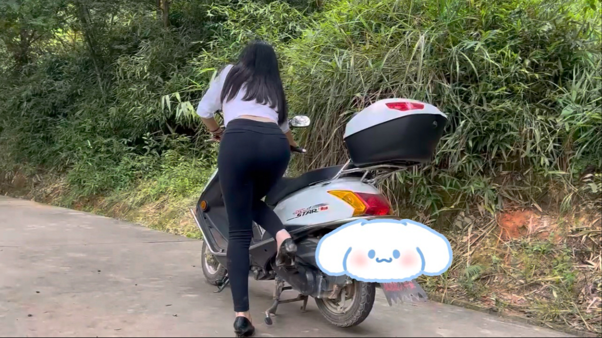 穿高跟鞋踩发踏板摩托车