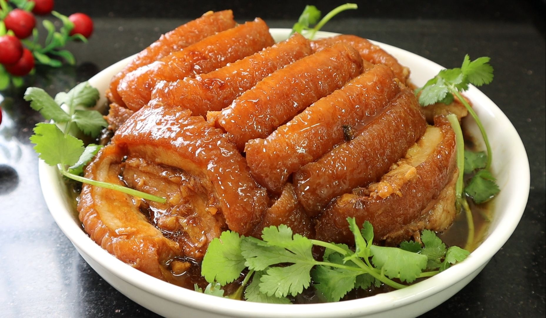年夜饭必吃一道梅菜扣肉,客家人祖祖辈辈吃不腻的名菜,详细做法