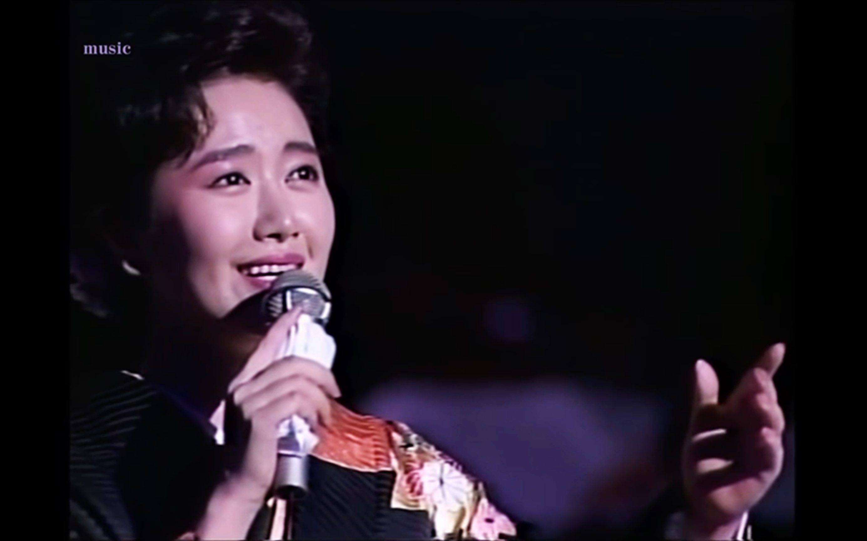 [图]【伍代夏子演唱会】女のワルツ・忍ぶ雨（华尔兹中字）1991 Live