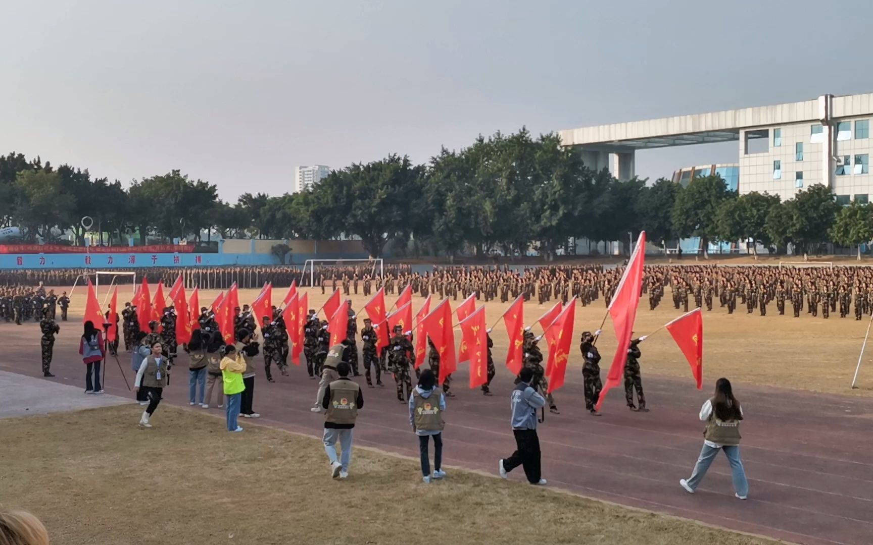 广西职业师范学院军训图片