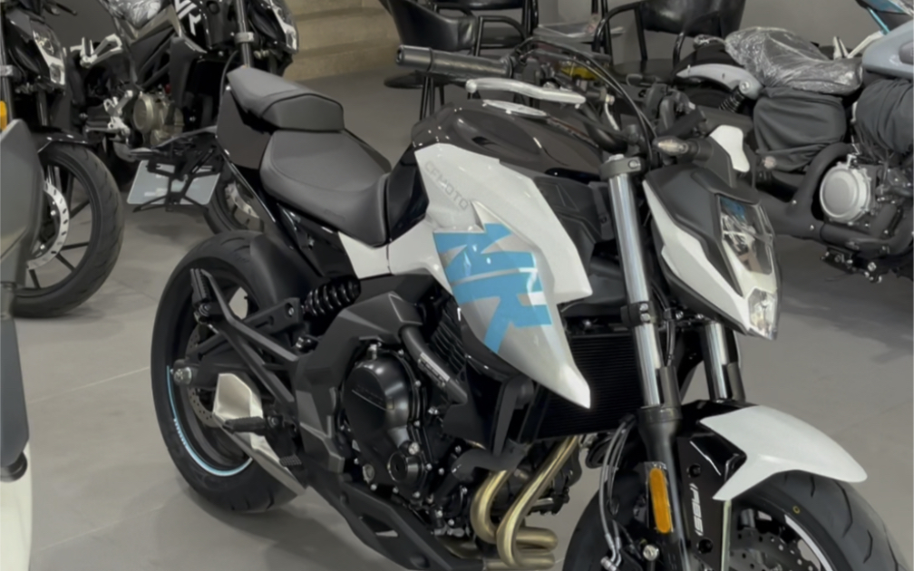 21款春风400nk到店,全彩仪表功能强大,独立仪表按键