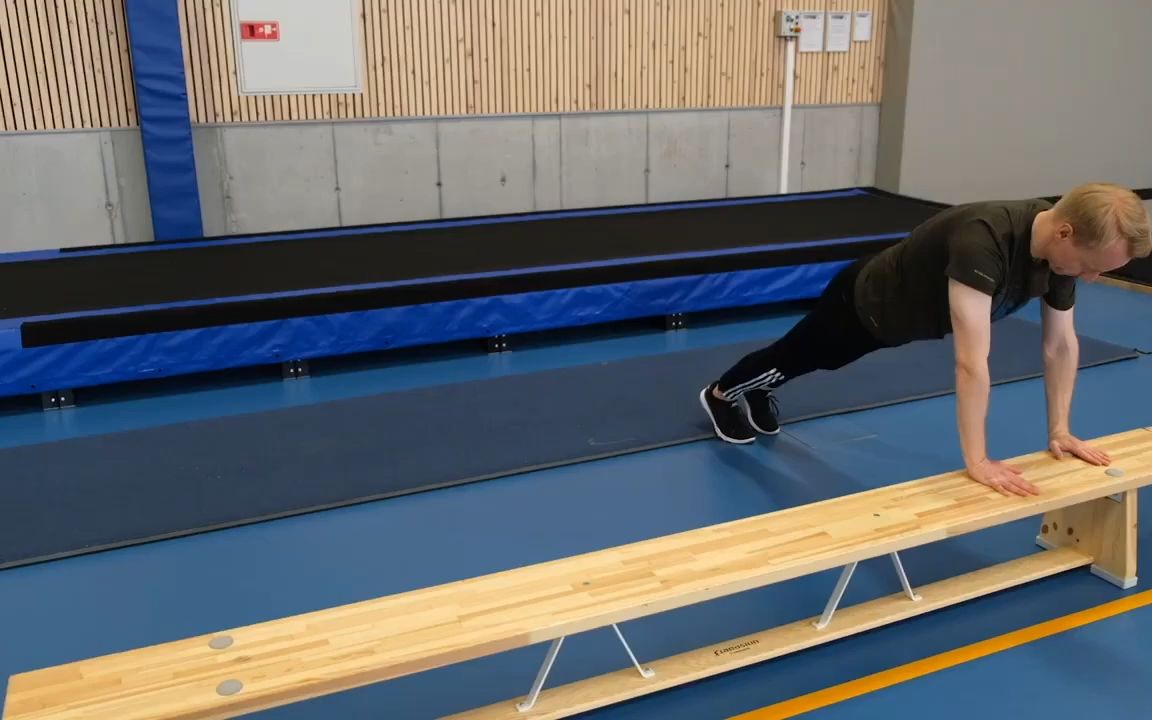 75个协调性练习动作-66.straight body rotation