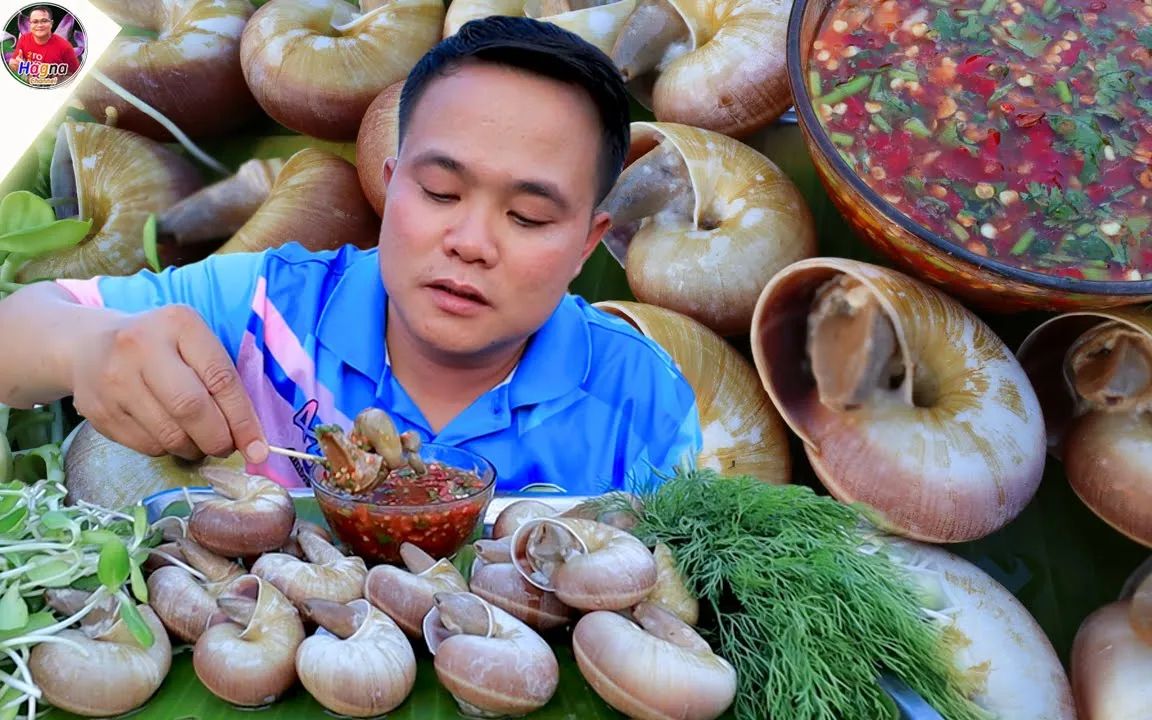 泰国大叔吃扇贝蜗牛配上脆蛤蜊蘸酱很好吃狠辣