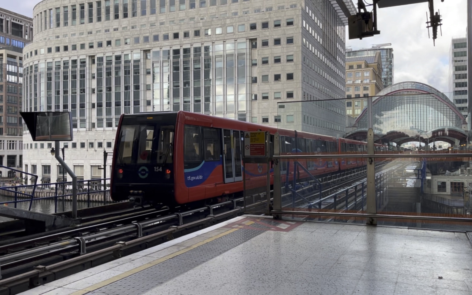 【伦敦地铁】码头轻轨(dlr)出喜朗船坞站(heron quays)