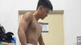 Download Video: 【天台男大】男大宿舍健身