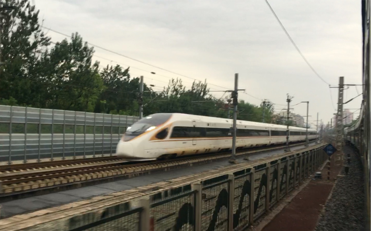 m出品6451次列车与京津城际重联复兴号会车