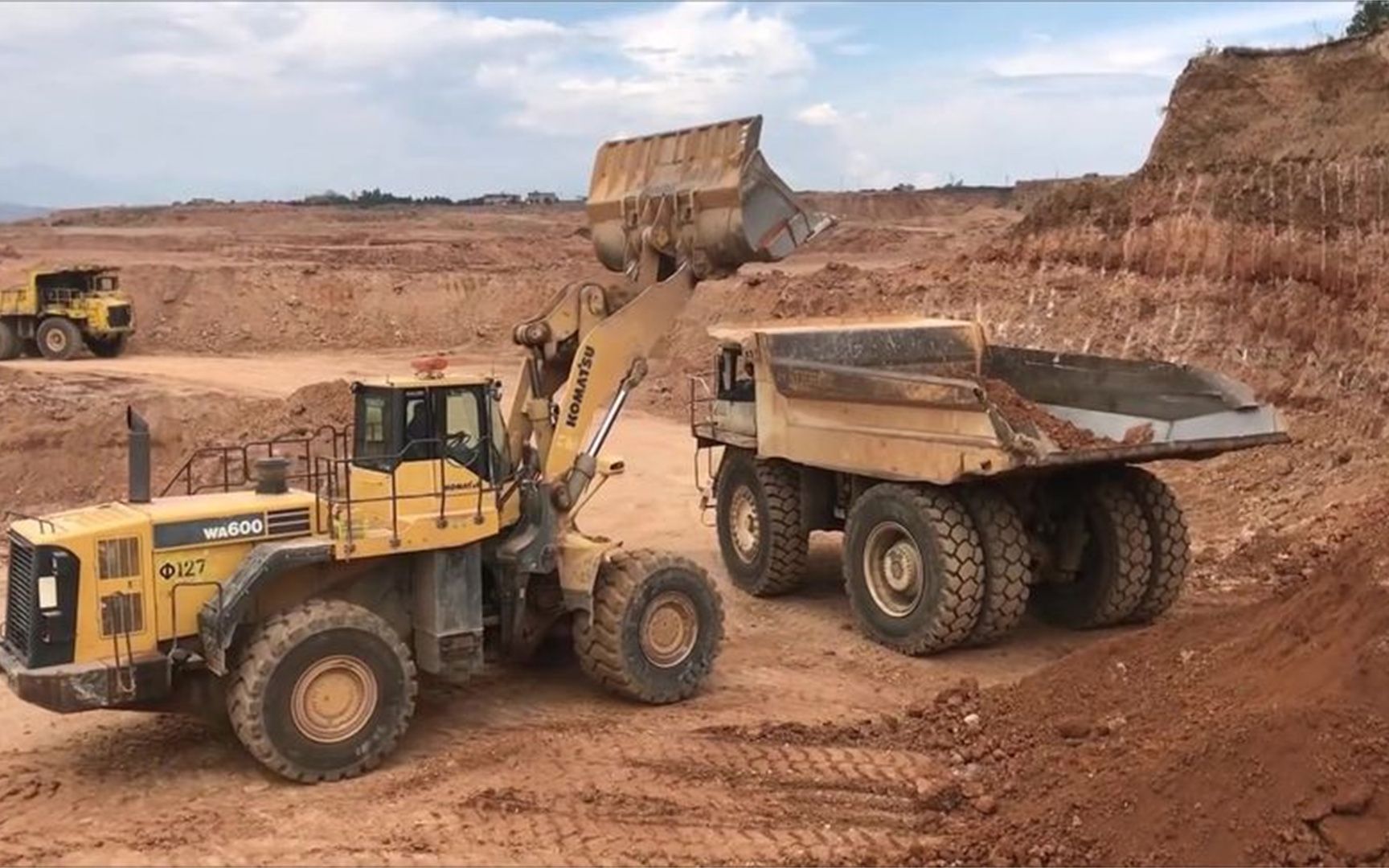 小松装载机为渣土车铲装土方