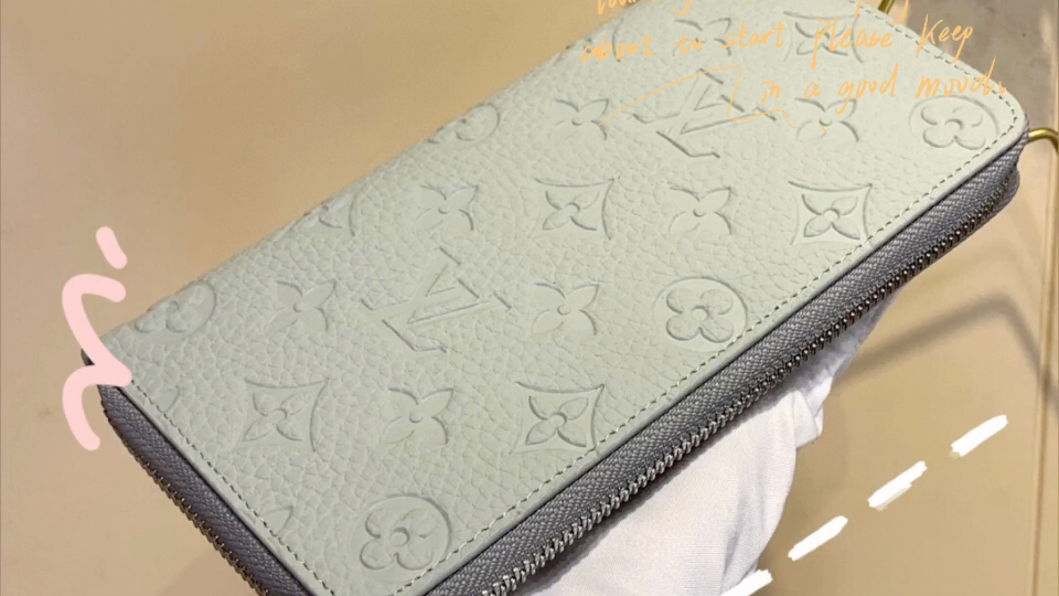 m82597 高仿这款男士大号 zippy vertical 钱包由 taurillon 皮革制成