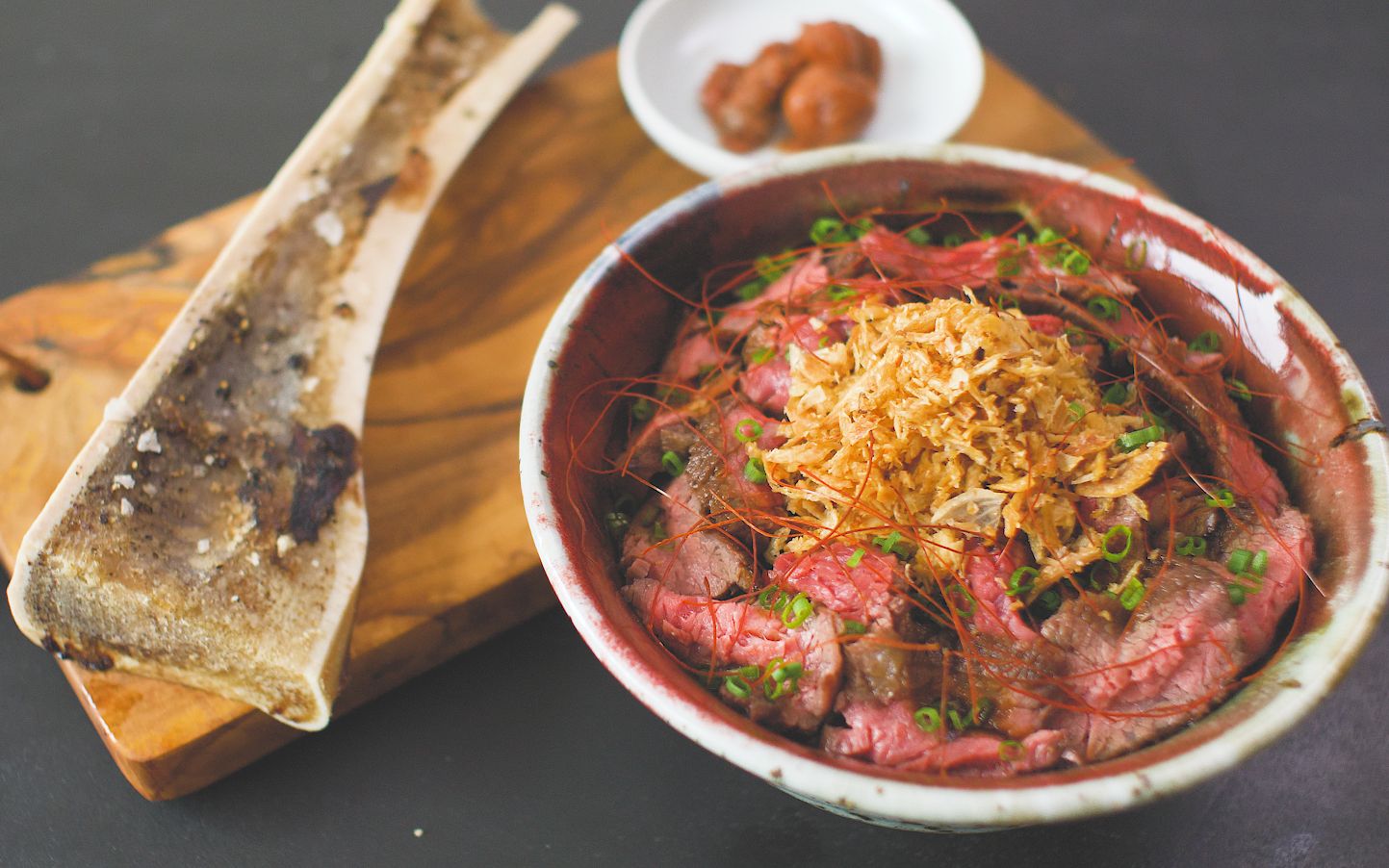 这碗【牛骨髓牛排丼】,隔壁家的小孩都馋哭了!