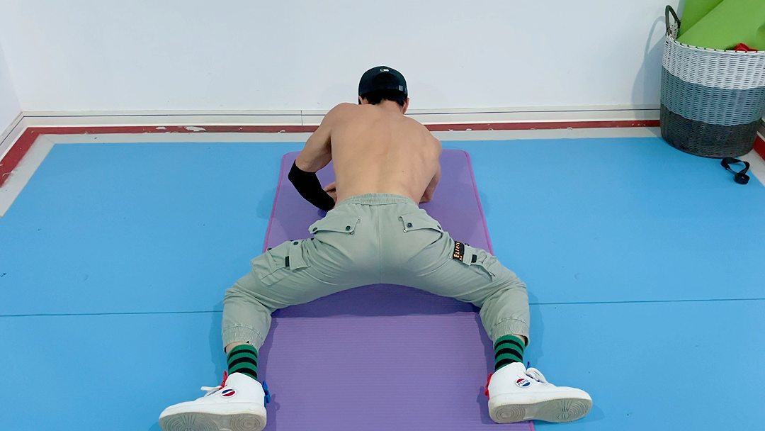 初学者青蛙趴,每天坚持练习5分钟你就会发现pp好看了,腰细了腿瘦了,穿