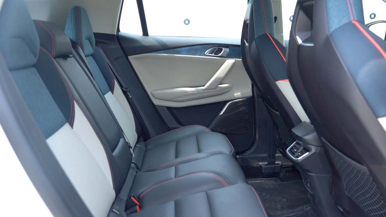 领克06后排空间宽裕,带全景天窗