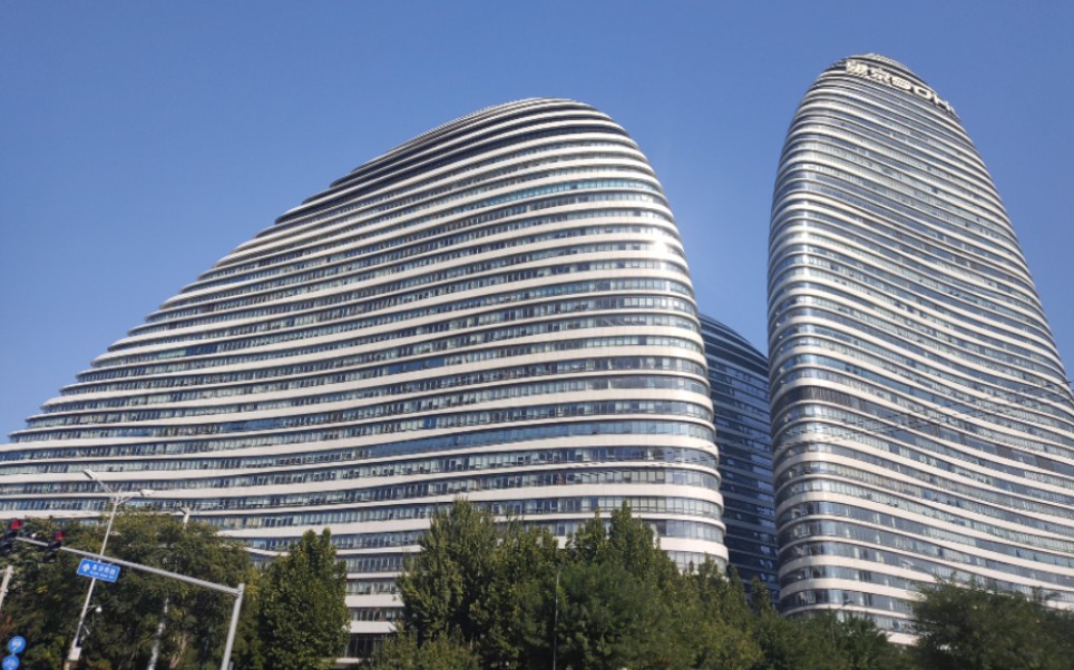 漫步秋日午后,高楼林立的城市