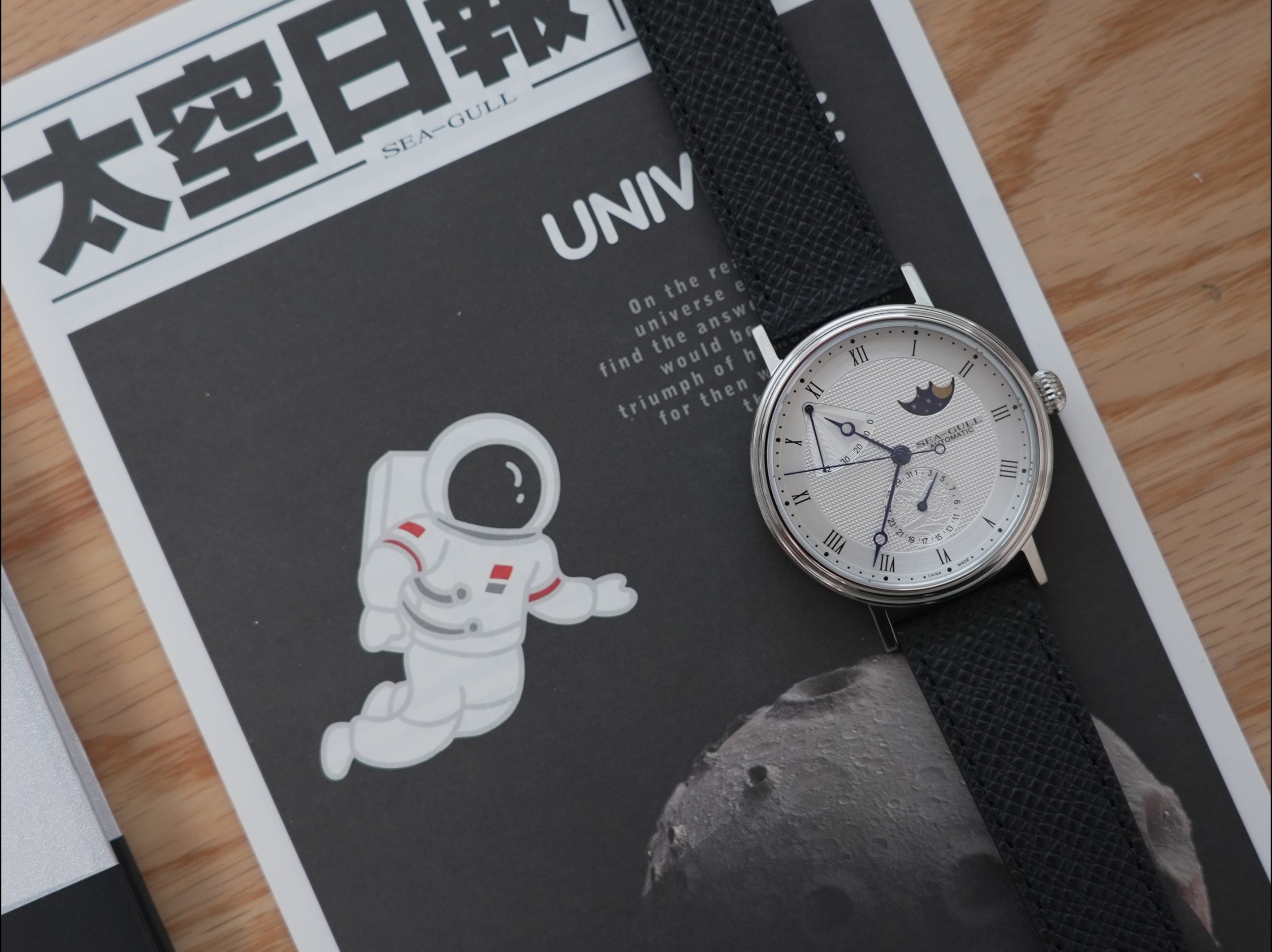 不输瑞士万元表!2000块的海鸥月相机械表开箱分享